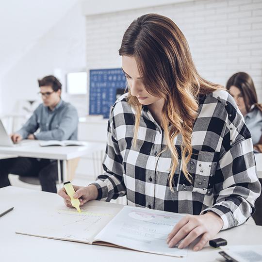 Hochschulen, Universitäten, Behörden und Unternehmen benötigen regelmäßig Schulungsunterlagen, Seminarunterlagen, Skripte und Dokumentationen, in kleinen Auflagen. Mit der TASKalfa Pro 15000c können Schulungsunterlagen in kürzester Zeit, kostengünstig und umweltfreundlich in-house produziert werden.